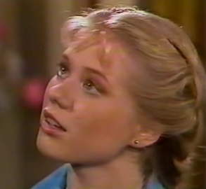 Jonna Lee as Julia