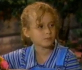 Lauren Toub as Alli Fowler